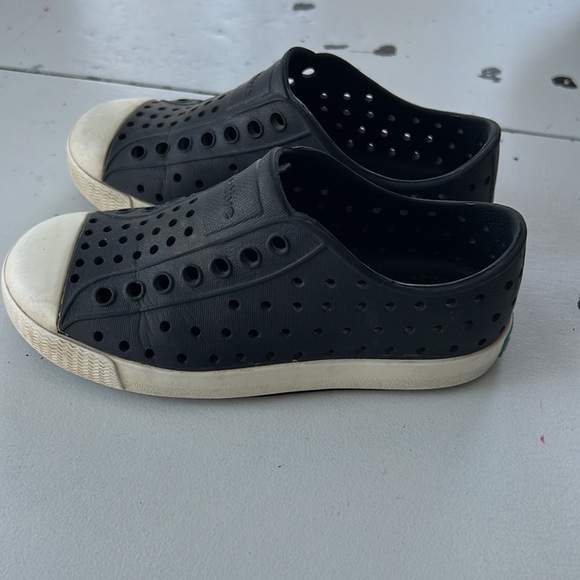 Native Shoes black size 10 - Picture 4 of 6